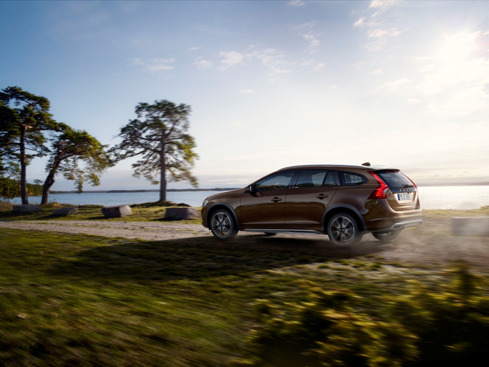 Volvo V60 Cross Country: +10 do lansu
