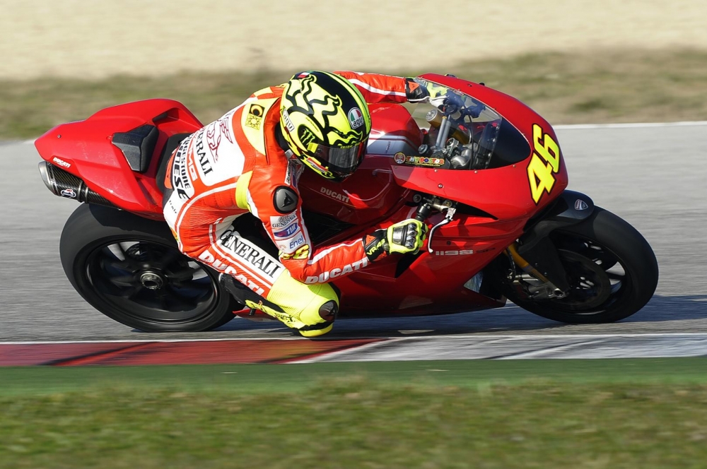 Rossi otwiera skrzydło Silverstone