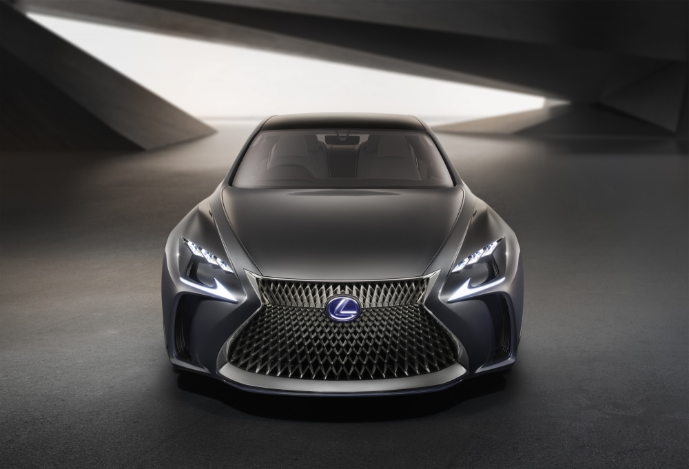 Prototyp Lexusa LC na torze Nurburgring