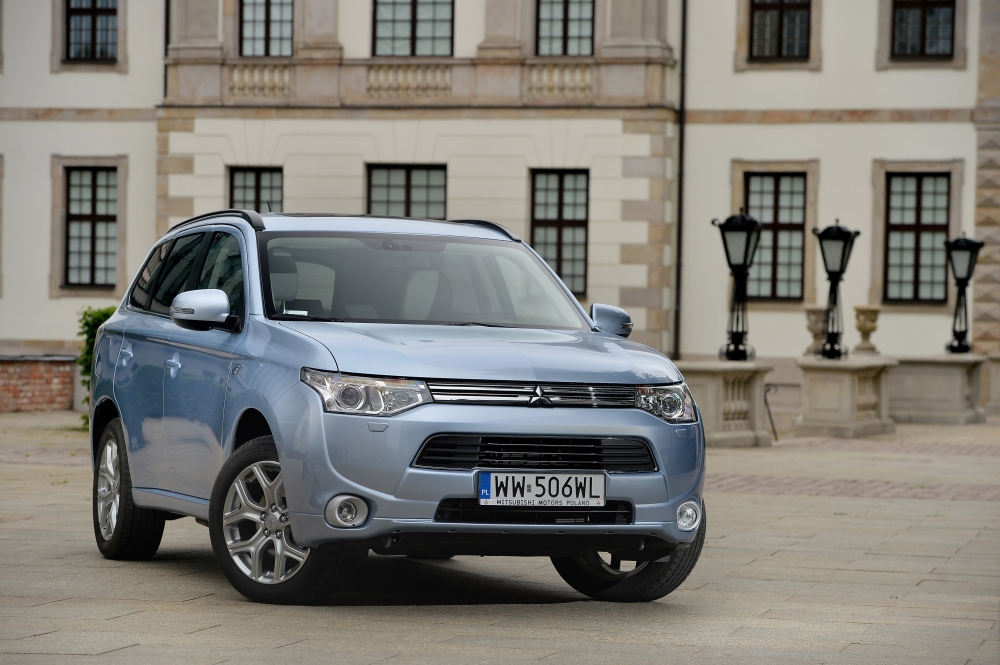 Outlander PHEV zwycięża w konkursie Towcar of the Year 2015
