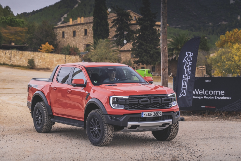 Sprzedaż nowej generacji lidera w segmencie pickupów rozpoczyna nowy Ford Ranger Raptor