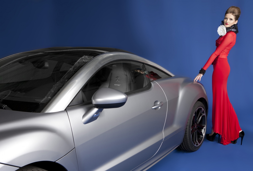 Peugeot i piękne dziewczyny