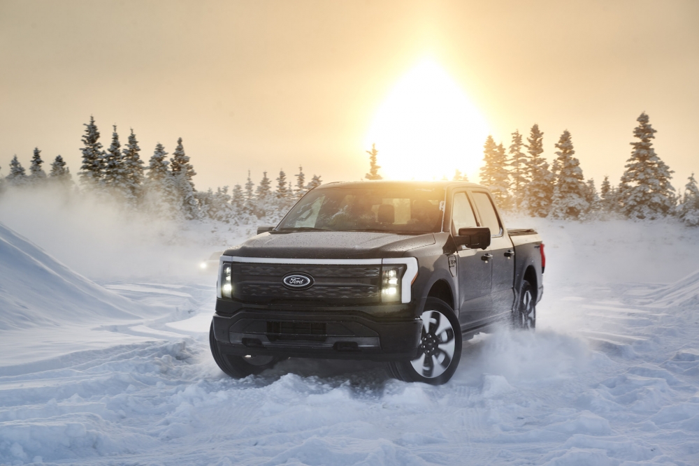FORD F-150 LIGHTNING I EKSTREMALNIE NISKIE TEMPERATURY ALASKI. ELEKTRYCZNY PICK-UP JEST GOTOWY DO JAZDY O KAŻDEJ PORZE ROKU