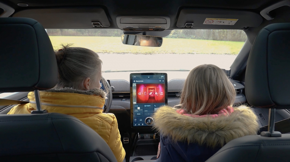 Ford prezentuje Mustanga Mach-E z funkcją „Escape Room” wykorzystującą system zainstalowany w samochodzie