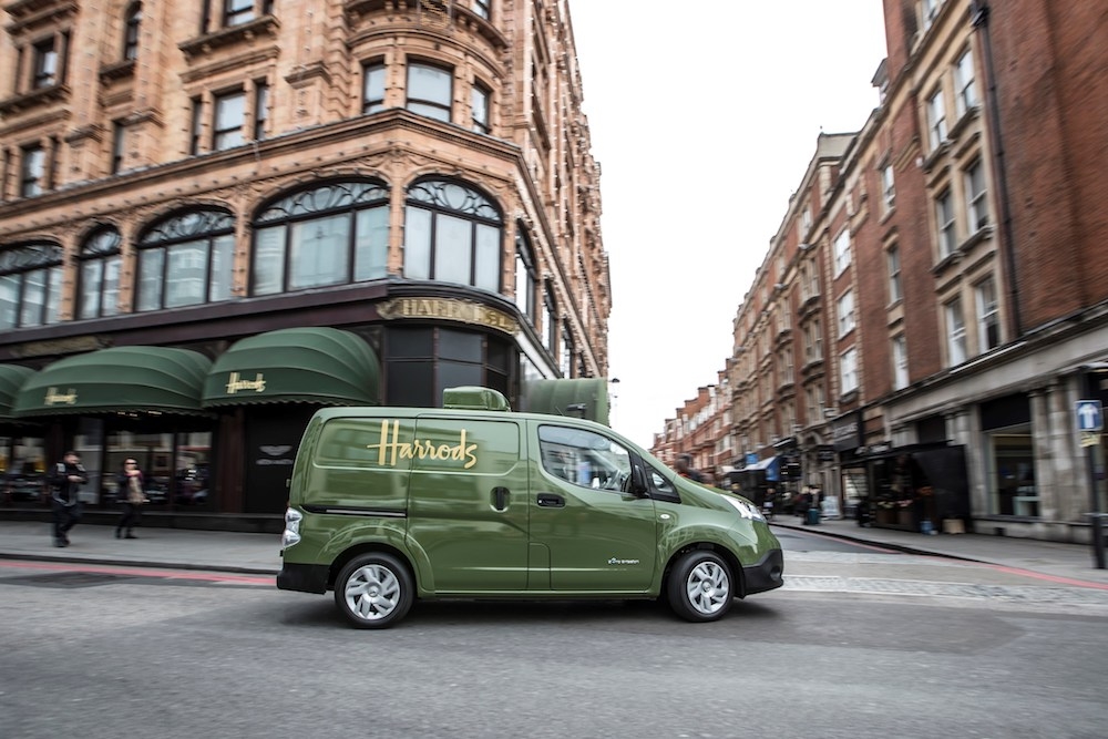 Elektryczny Nissan e-NV200 rewolucjonizuje kultową flotę samochodów dostawczych Harrodsa