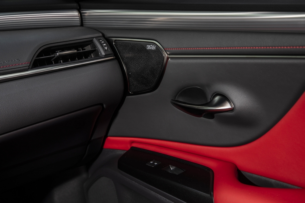 Lexus ES F SPORT imponuje najwyższej jakości wykończeniem