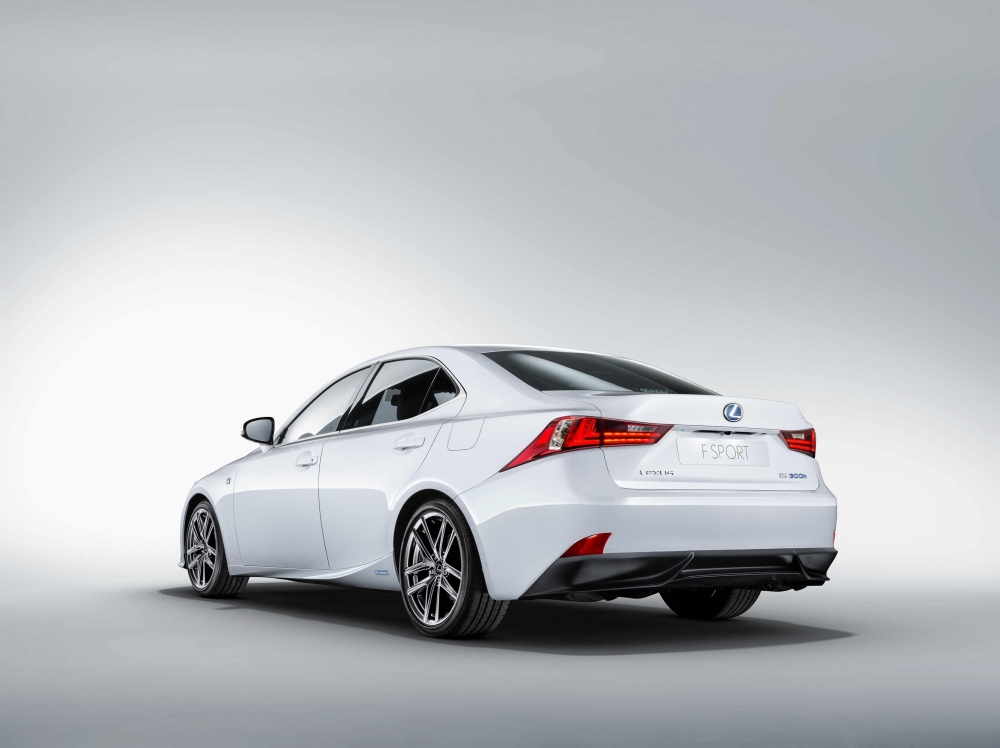 Chcesz zaoszczędzić? Kup hybrydę Lexusa lub Toyoty
