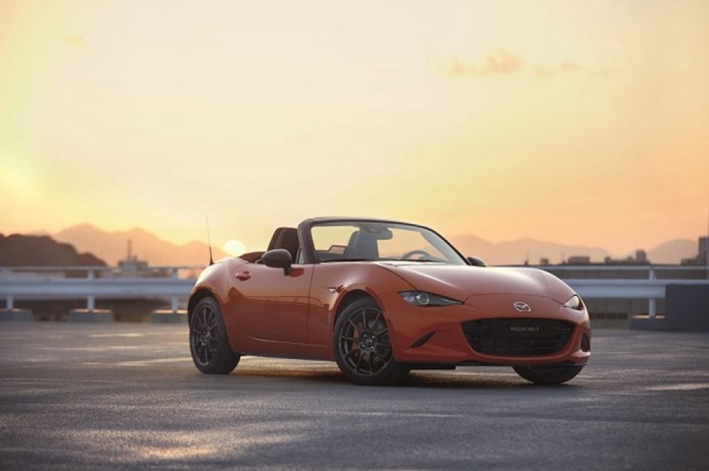 Mazda prezentuje MX-5 30th Anniversary Edition w kolorze Racing Orange z okazji 30-lecia modelu  