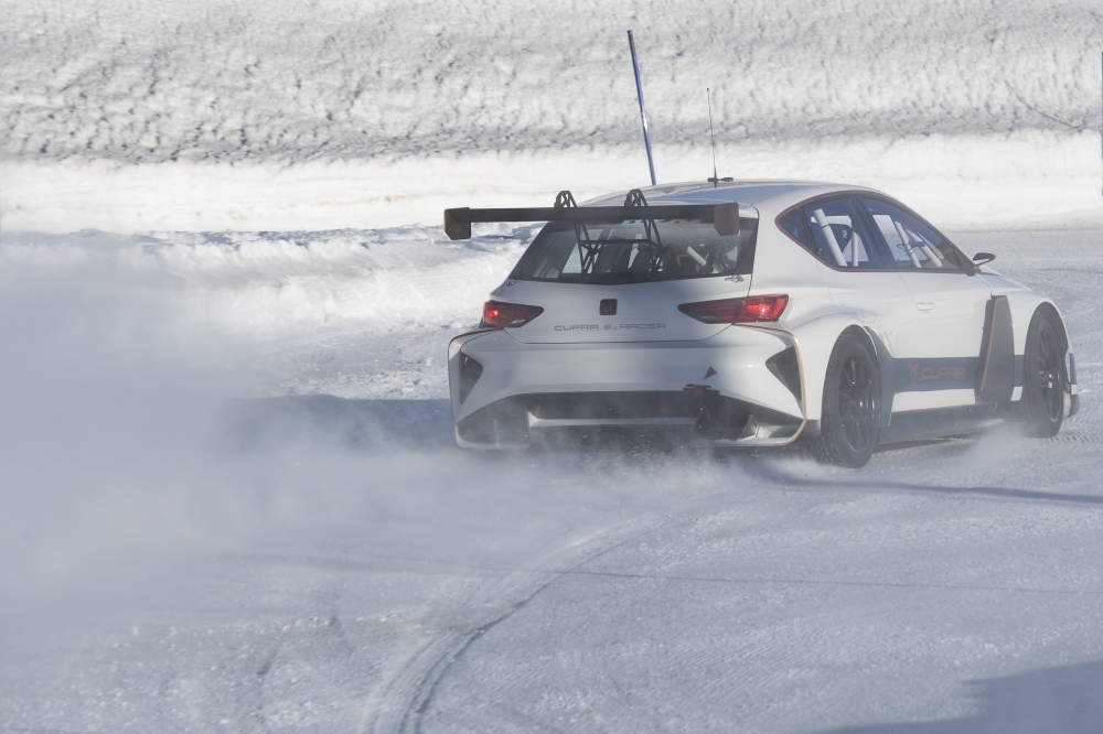 CUPRA e-Racer: 6 072 ogniwa baterii na 10-stopniowym mrozie