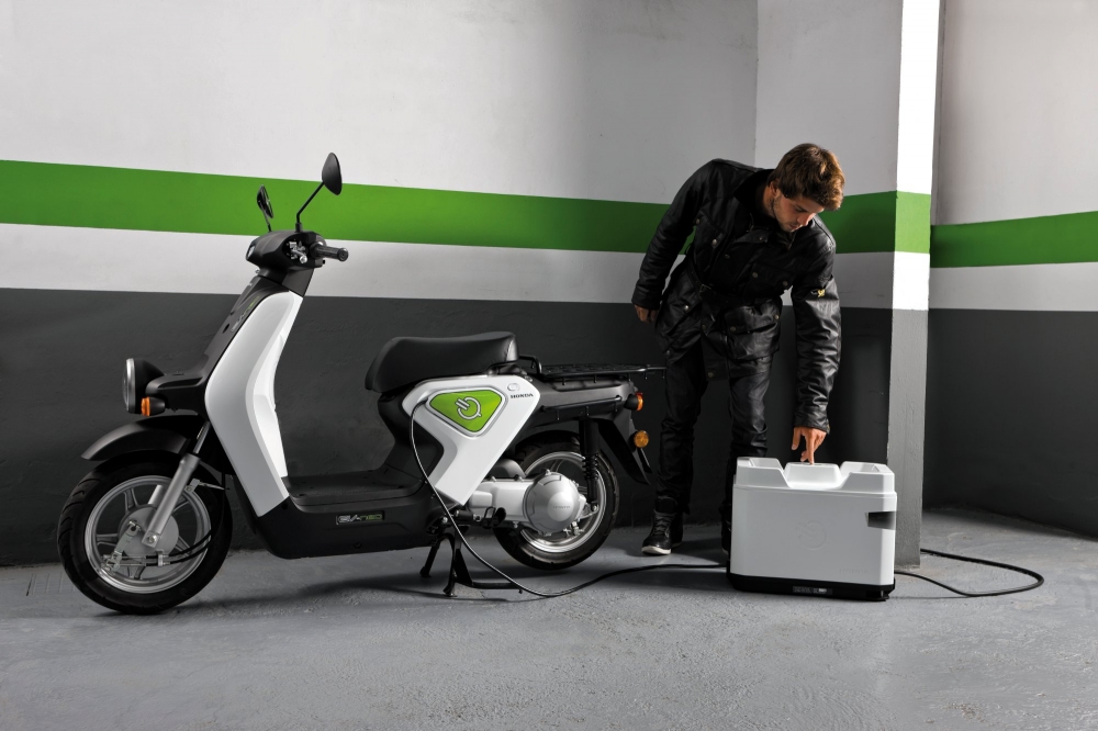 Honda, KTM F&E, Piaggio group i Yamaha motor powołały konsorcjum na rzecz wymiennych akumulatorow