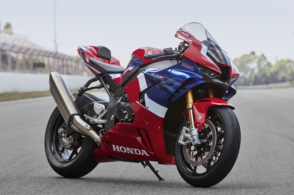 Ambasadorzy Hondy analizują jazdy nowym CBR1000RR-R Fireblade SP na torze w Katarze