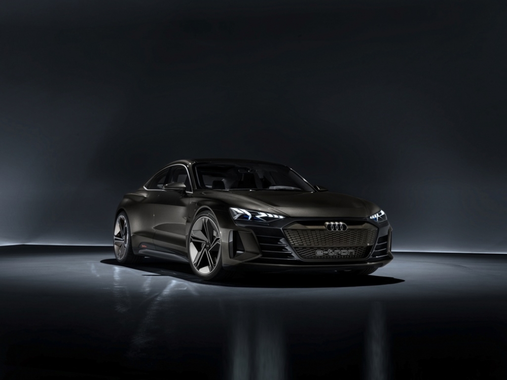 piłkarze Bayernu Monachium otrzymują nowe Audi e-tron GT