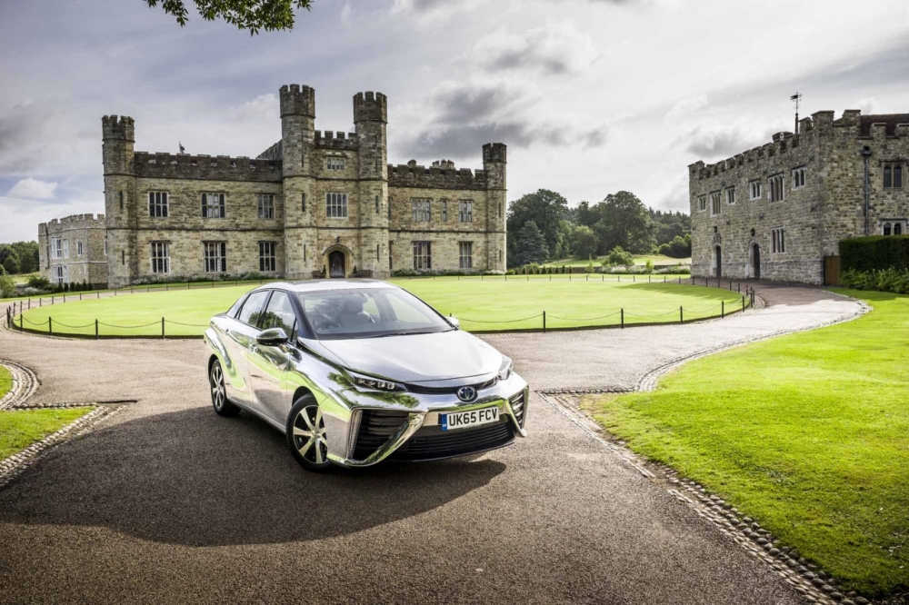 Toyota zwiększy wybór napędów hybrydowych w kluczowych modelach w Europie 