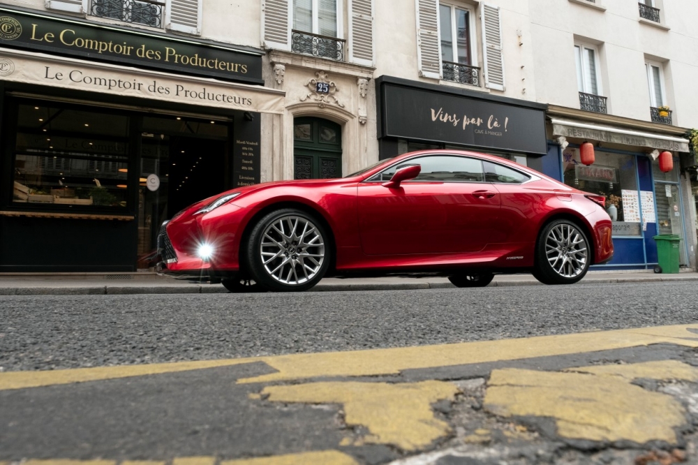 Lexus na na Salonie Samochodowym w Paryżu
