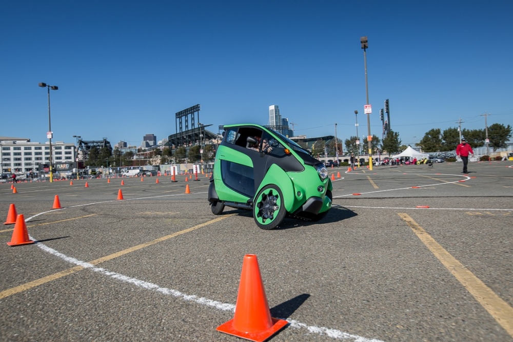 Toyota rozszerza program testów konsumenckich pojazdów i-Road w Tokio