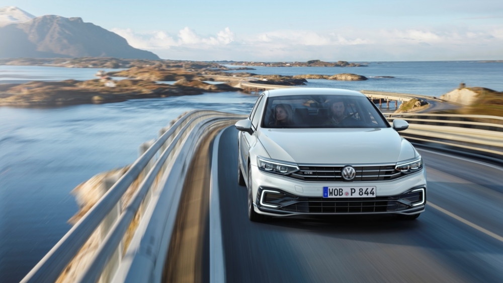 Premiera podczas Salonu Genewskiego: Nowy Passat jako pierwszy Volkswagen będzie mógł poruszać się częściowo automatycznie przy wyższych prędkościach