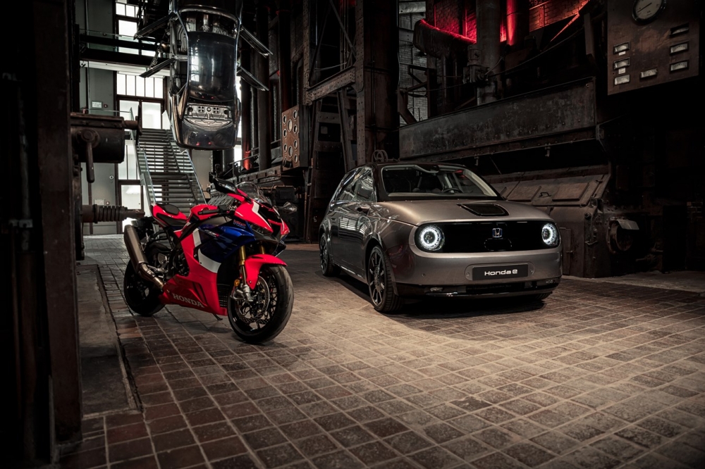 Honda e i Fireblade w centrum ekspozycji prestiżowego muzeum Red Dot Design [ZDJĘCIA]