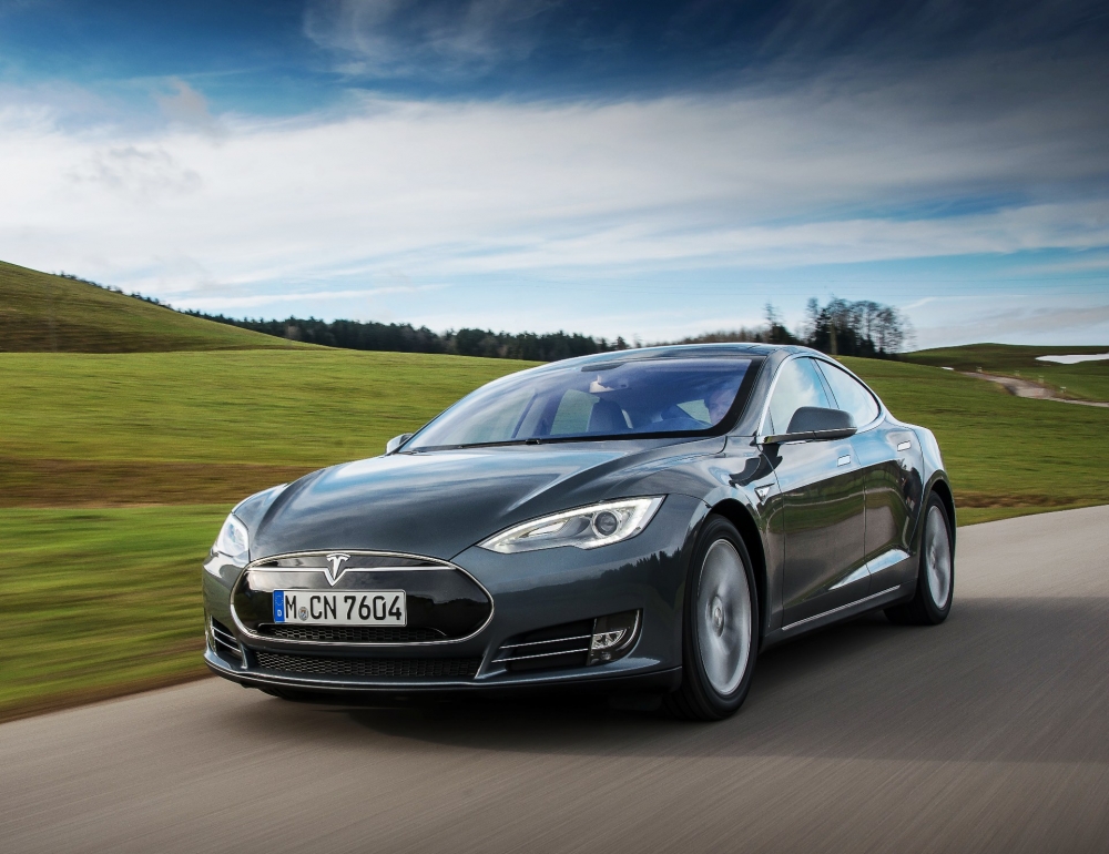 Robo-wąż, czyli nowy sposób ładowania samochodu Tesla