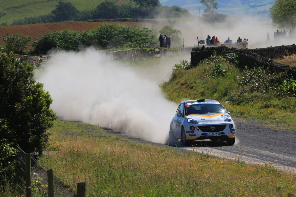 Zwycięstwo ADAC Opel Rallye Junior Team na wyciągnięcie ręki
