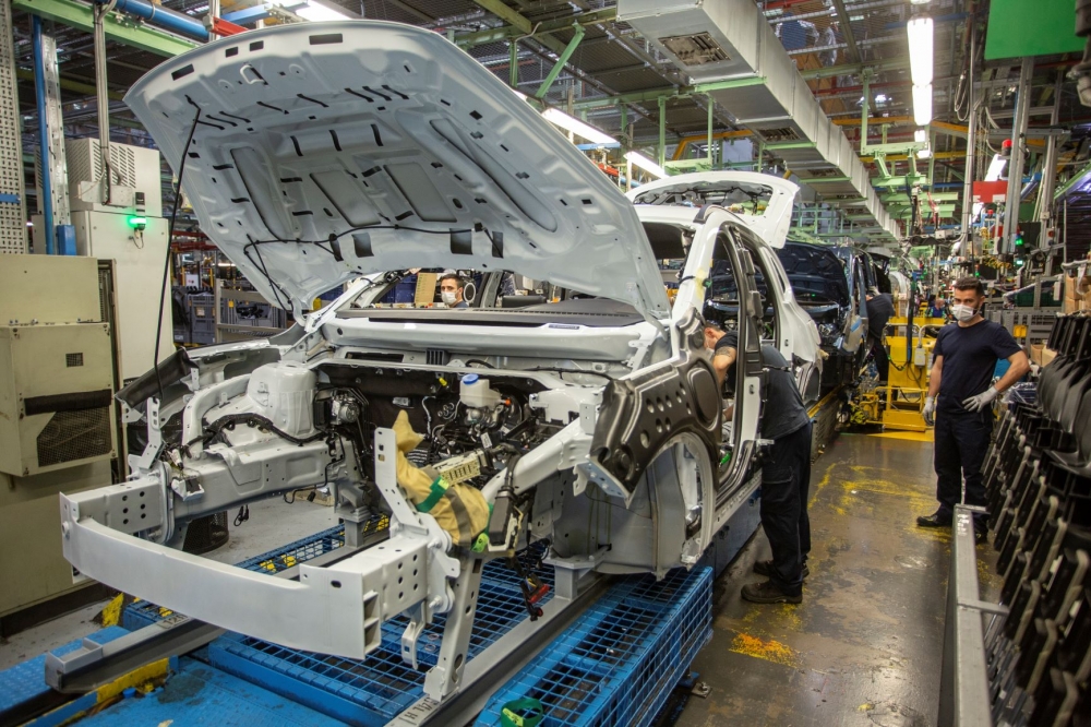 Ford kontynuuje elektryfikację gamy swoich samochodów