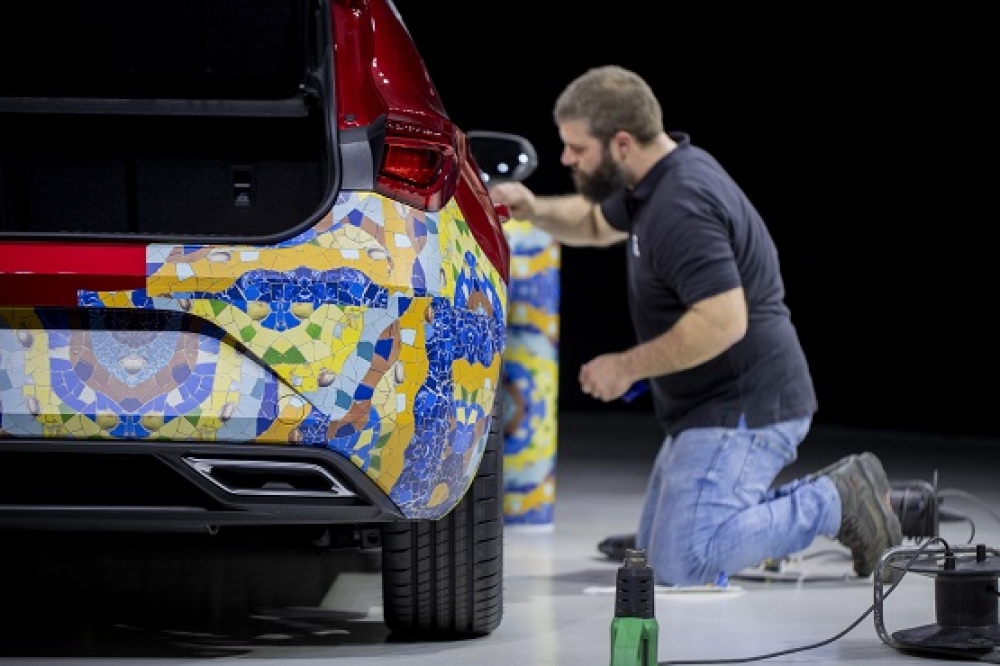 SEAT Leon ukryty pod barcelońską mozaiką