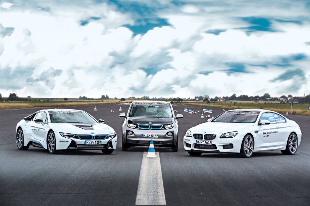 BMW i8 szkoli kierowców
