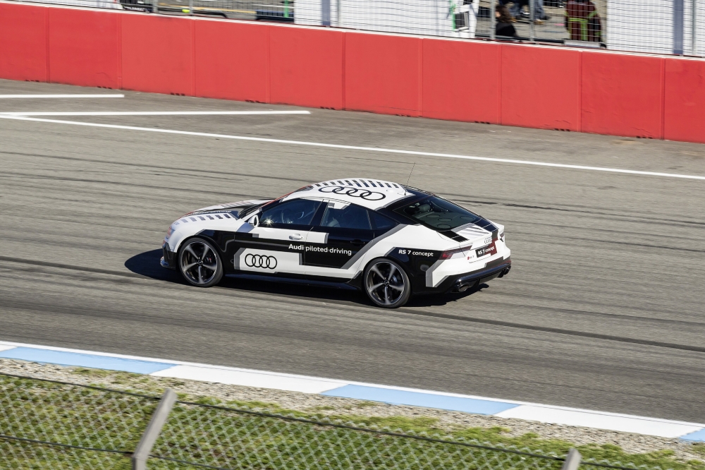 Sportowe Audi z systemem autonomicznej jazdy ponownie na torze