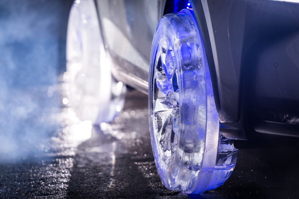 Lexus na lodowych kołach