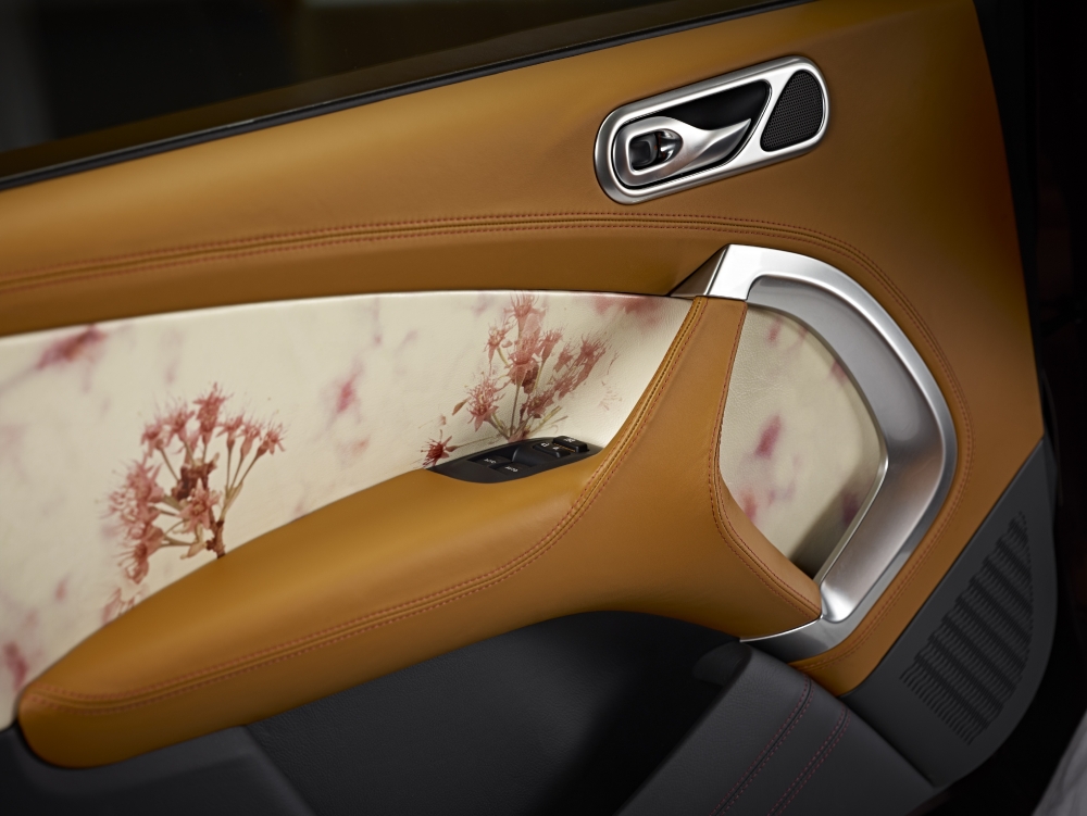Aston Martin z łowickimi wzorami na fotelach?