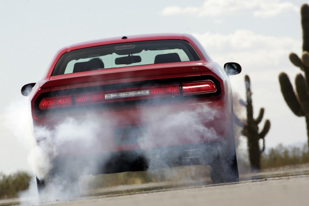 Dodge Challenger SRT8 kontra helikopter