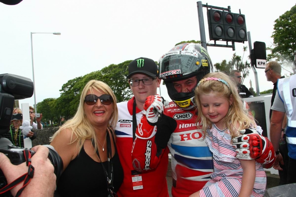 Historyczne zwycięstwo Johna McGuinnessa w Senior TT na wyspie Man