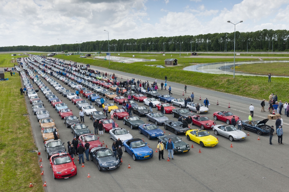 683 Mazdy MX-5 w jednym miejscu