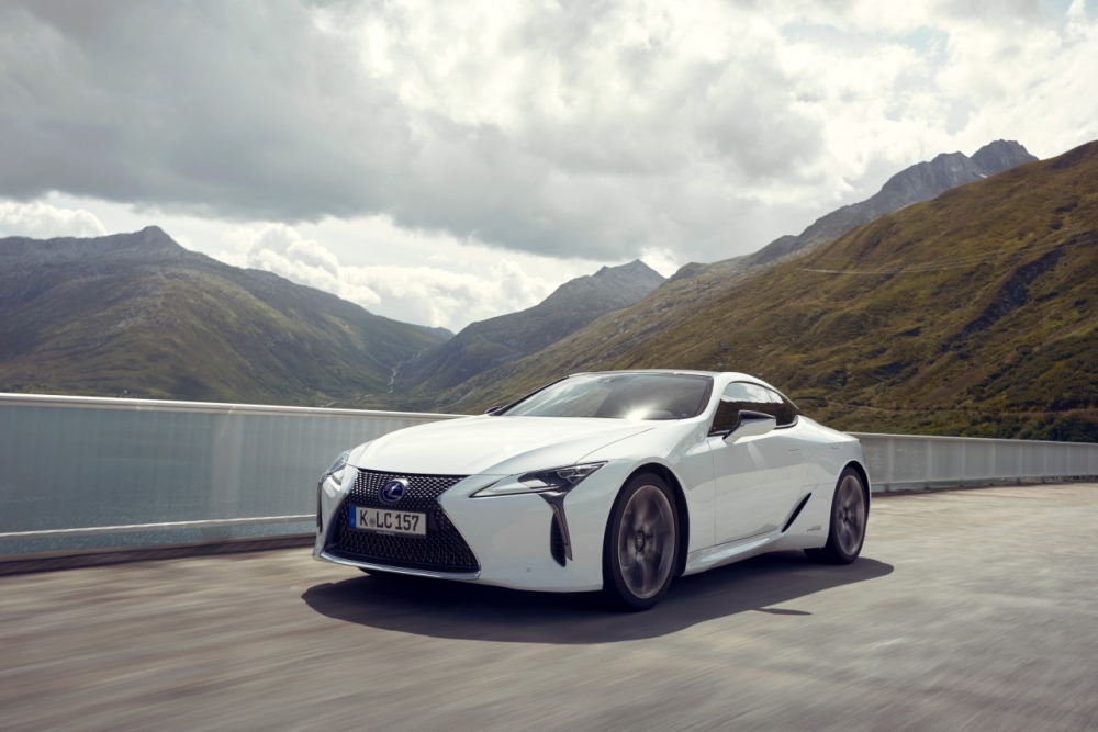 Lexus LC500  kontra Bentley Continental Supersports 