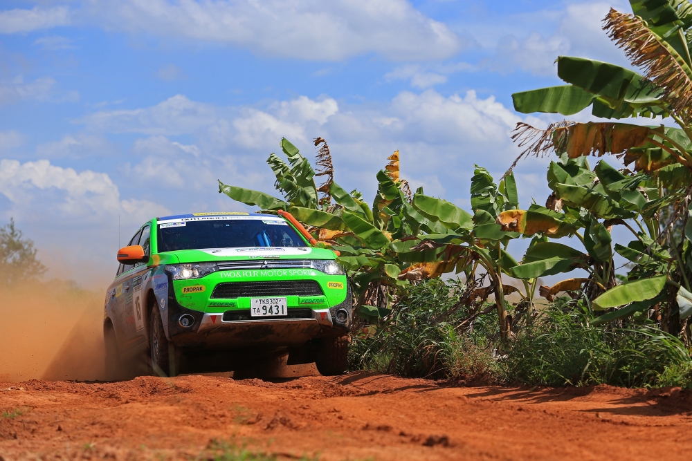 Outlander PHEV ponownie tryumfuje w Asia Cross Country Rally 2014