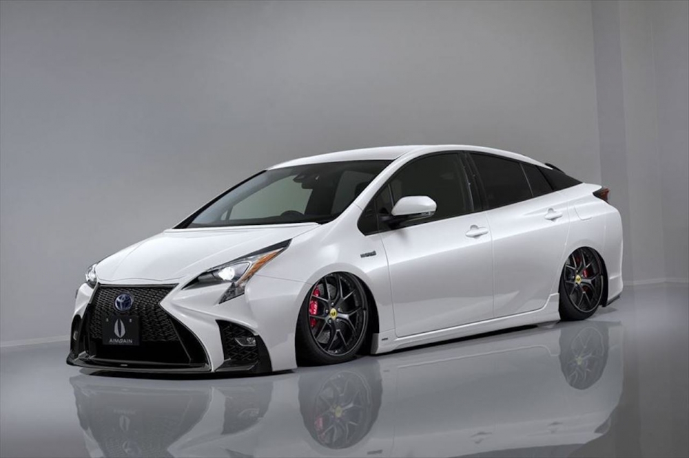 Toyota Prius z grillem Lexusa 
