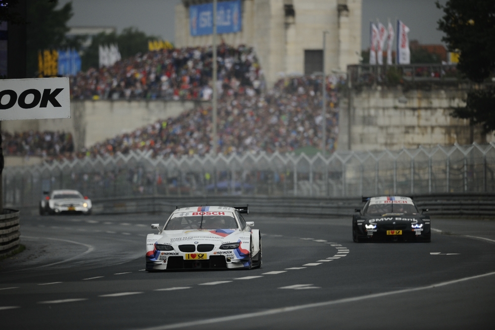 Maciej Dreszer za kierownicą wyścigowego BMW M235i Racing