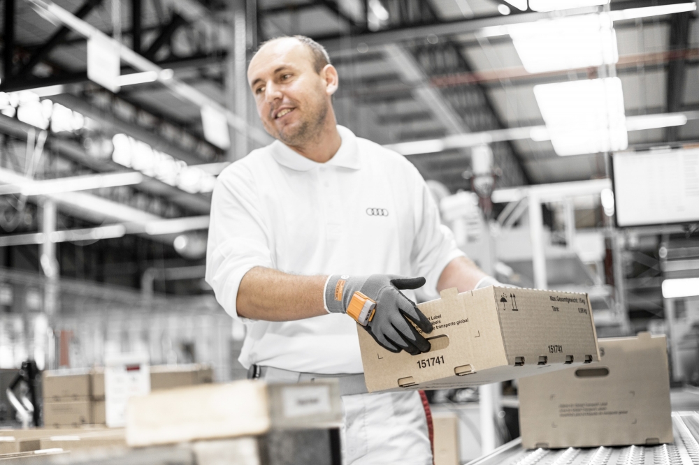 Służby logistyczne Audi zaczęły używać narzędzi typu wearables