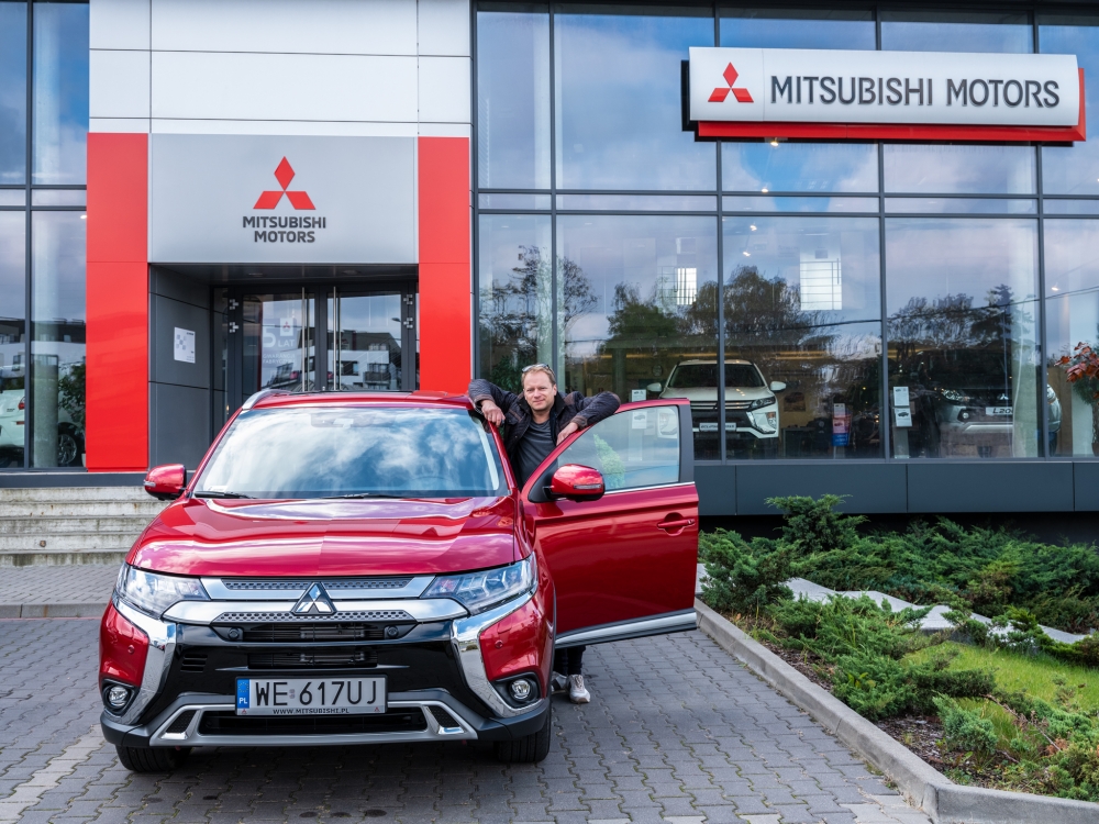 Maciej Stuhr w przyjaźni z Mitsubishi Outlanderem 2019