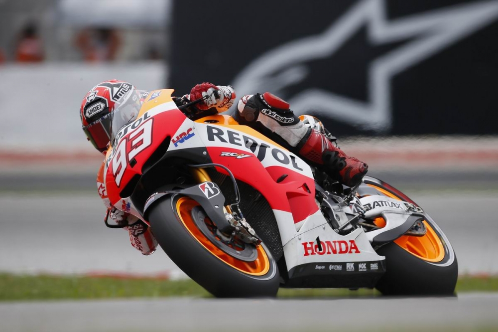 Pedrosa wygrywa w Malezji, Marquez coraz bliżej tytułu