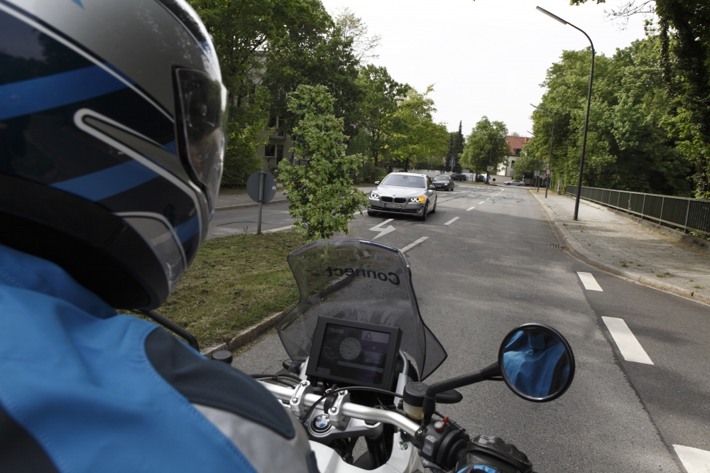 BMW prezentuje asystenta skrętu w lewo