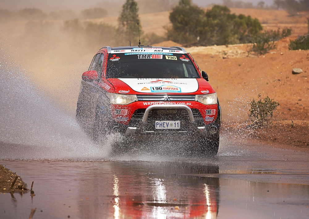 Mitsubishi Outlander PHEV ukończył rajd Australasian Safari 2014