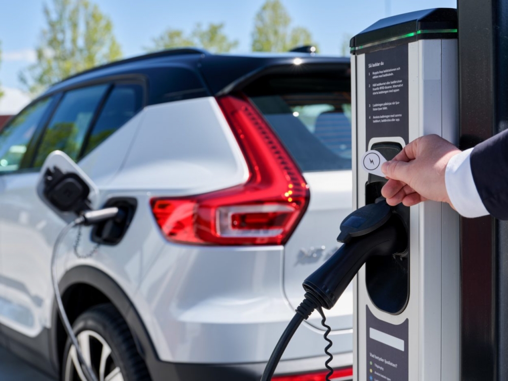 Ładowanie elektryków w całej Europie - współpraca Volvo Cars z Plugsurfing