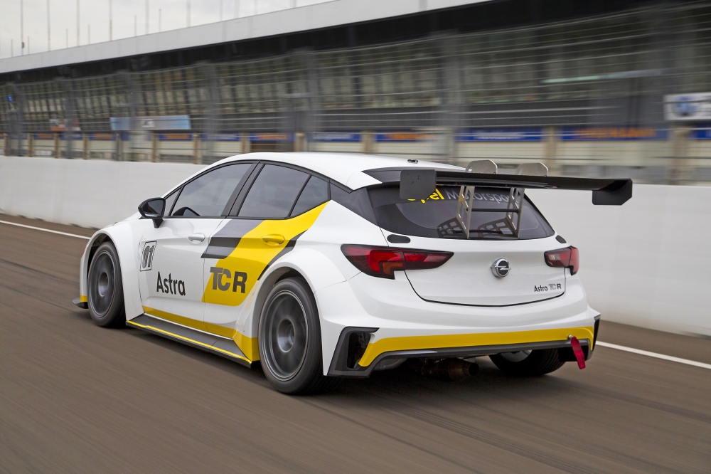 Siedem Opli Astra TCR dla zespołu Target Competition