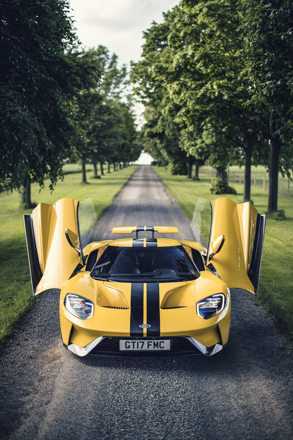 Ford GT - wyczynowe osiągi dzięki 50 czujnikom, 25 komputerom pokładowym i …2 uchwytom na kubki.