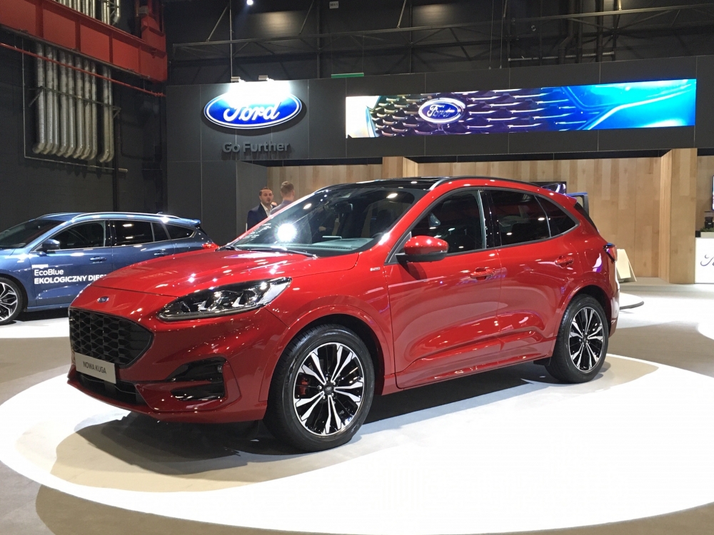 Nowy Ford Kuga przejeżdża o niemal 30 procent większy dystans na litrze paliwa, uzyskując najlepsze w swojej klasie zużycie paliwa