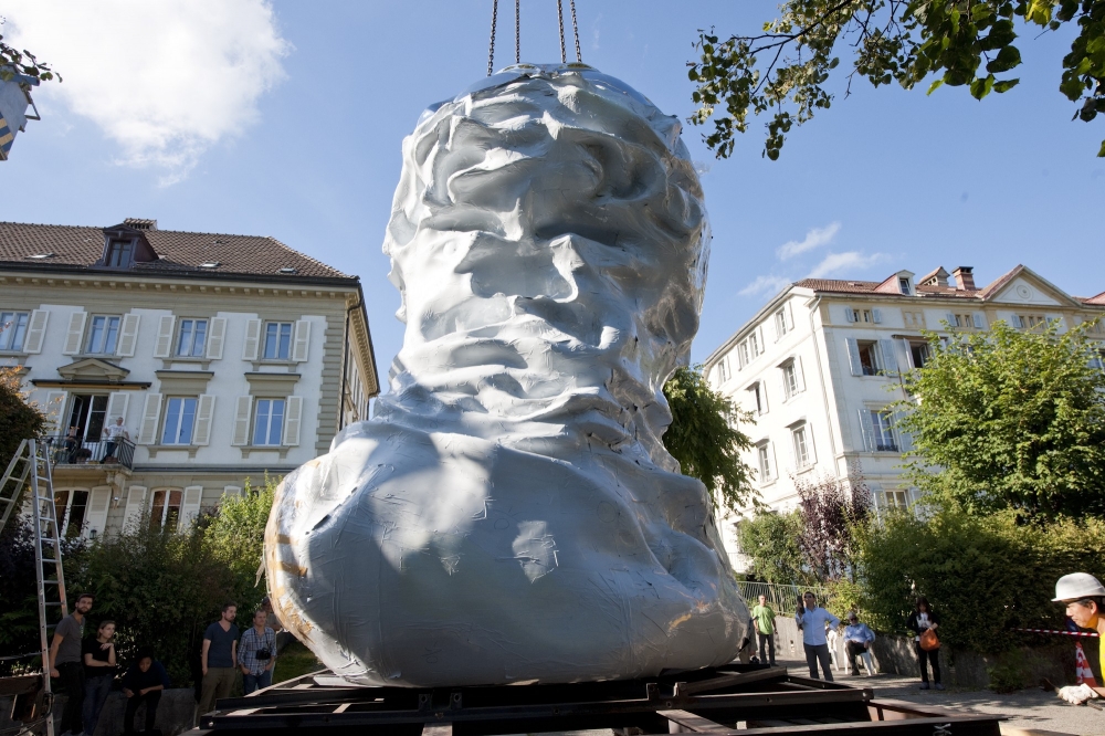 Prezentacja rzeźby Louisa Chevroleta w La Chaux-de-Fonds
