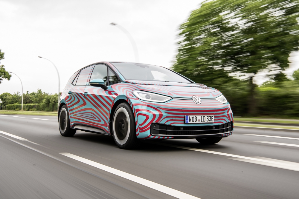 „Instrukcja obsługi elektromobilności” – poradnik dla początkujących kierowców samochodów elektrycznych