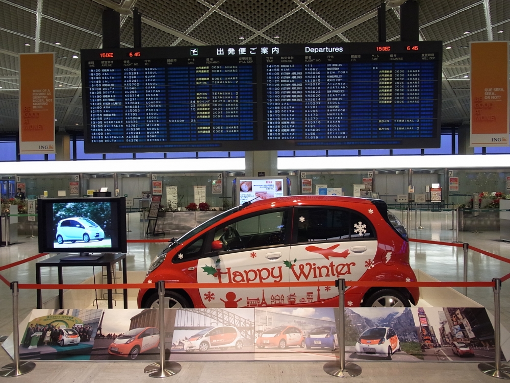 Świąteczna ekspozycja i-MiEV w porcie lotniczym Narita