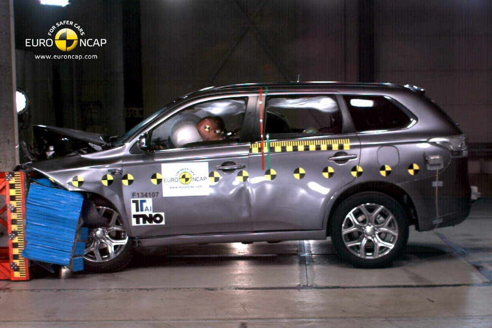 Pięć gwiazdek dla Outlandera PHEV w testach JNCAP