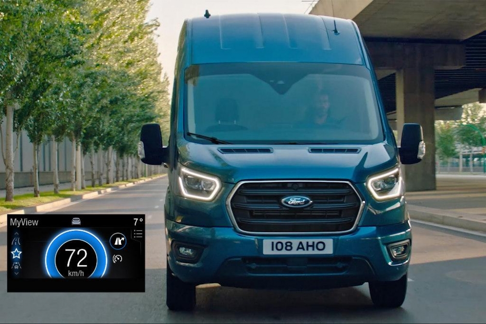 Chcesz obniżyć rachunki za paliwo? Ford Smart Driving Coach (Inteligentny Trener Jazdy) rozpoznaje zakręty i podpowiada, kiedy zdjąć nogę z hamulca!
